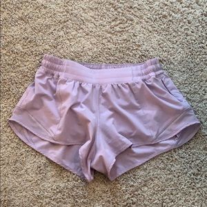 LULULEMON ATHLETICA size 6 hotty hot short II 2.5”